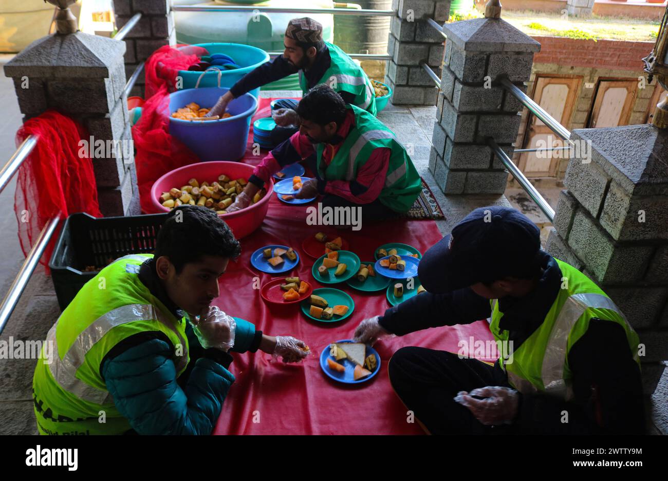 Non esclusiva: I musulmani kashmiri offrono cibo per le persone che rompono il loro digiuno, fuori da una moschea durante il mese sacro del Ramadan. Masjid-e-Bilal (RDA) poll Foto Stock