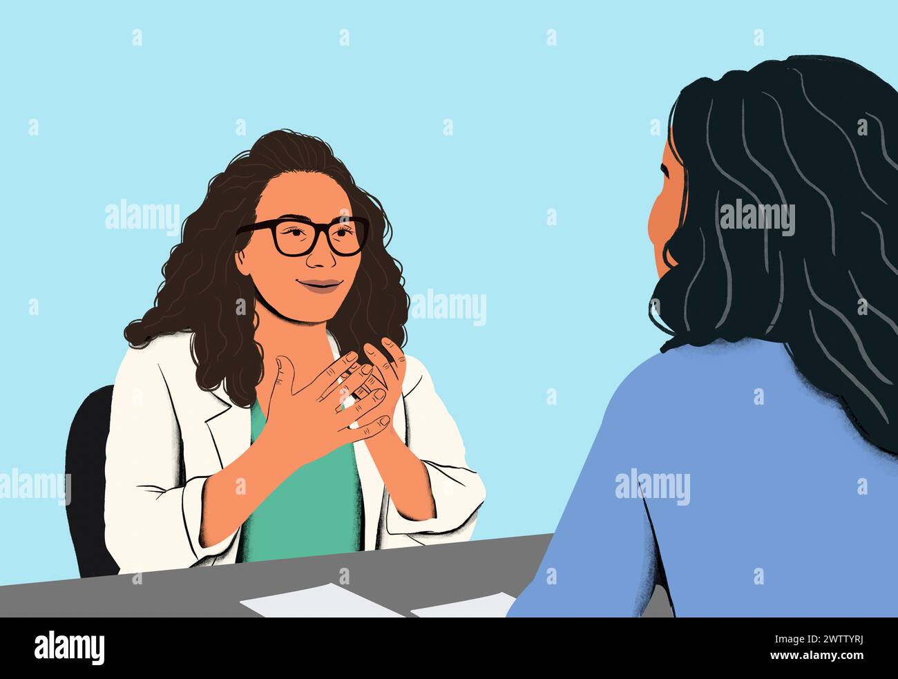 Due donne si sono impegnate in una conversazione amichevole a un tavolo. Foto Stock