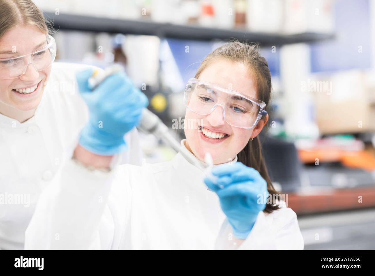 Due scienziati che condividono un momento di scoperta in laboratorio. Foto Stock