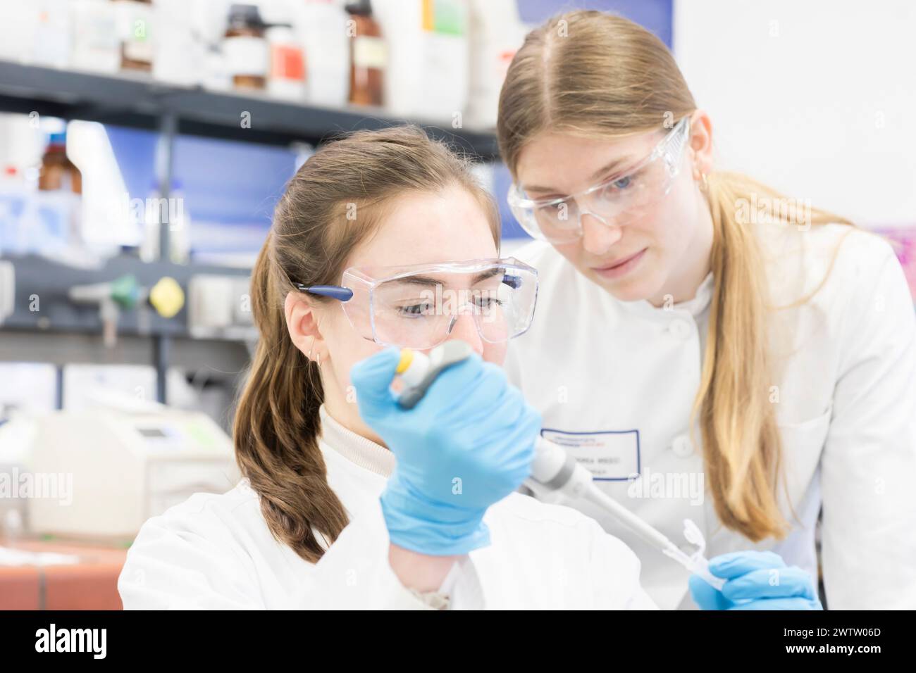 Due scienziati che analizzano un campione in un laboratorio Foto Stock