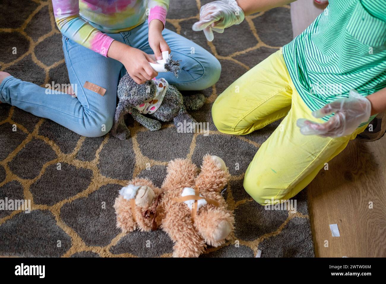 Bambini che giocano veterinario con animali ripieni Foto Stock