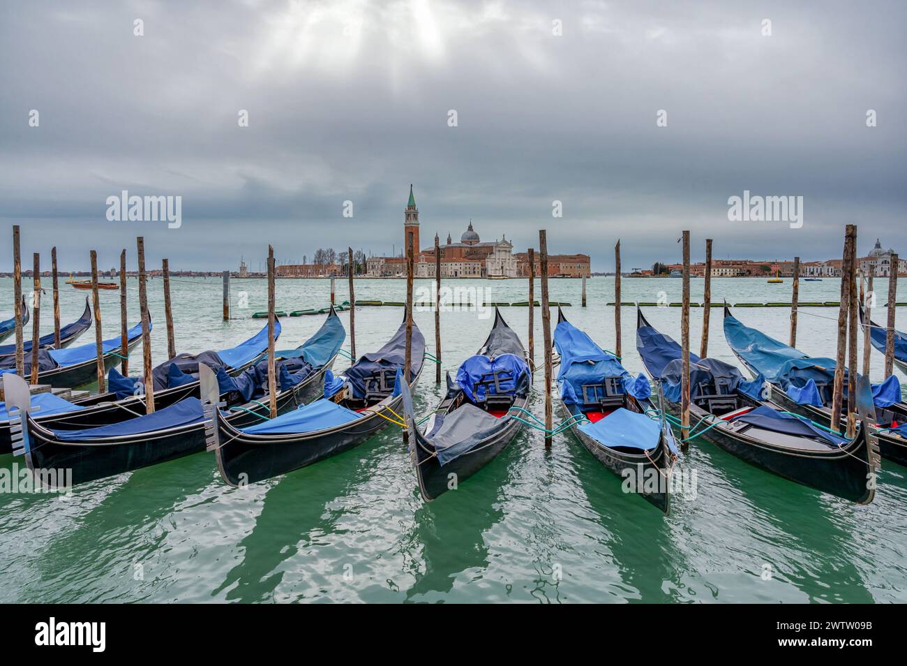 Una fila di gondole vicino a Piazza San Marco a Venezia Foto Stock