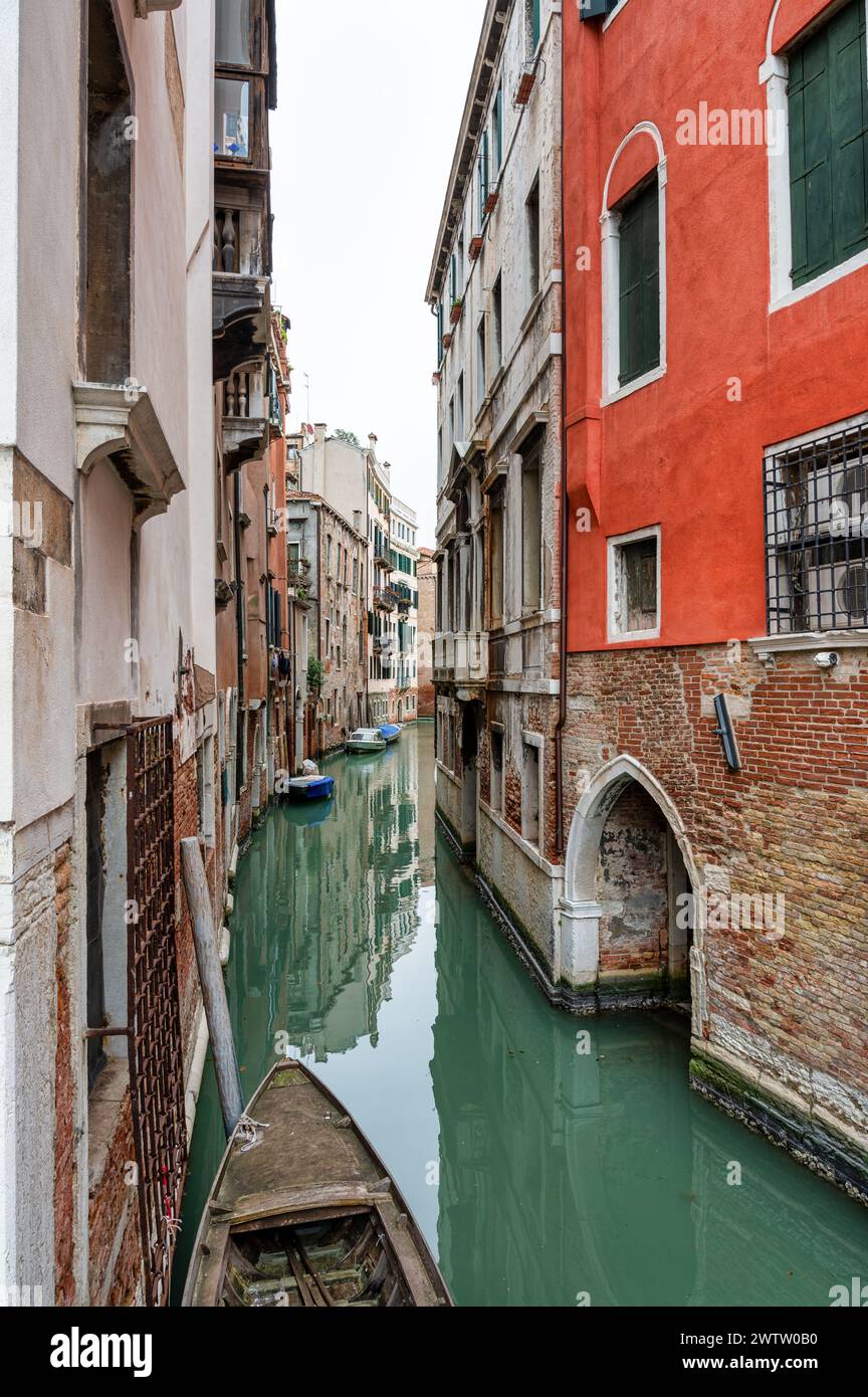 Venezia, Italia - 26 febbraio 2023: Un piccolo canale laterale a Venezia. Foto Stock