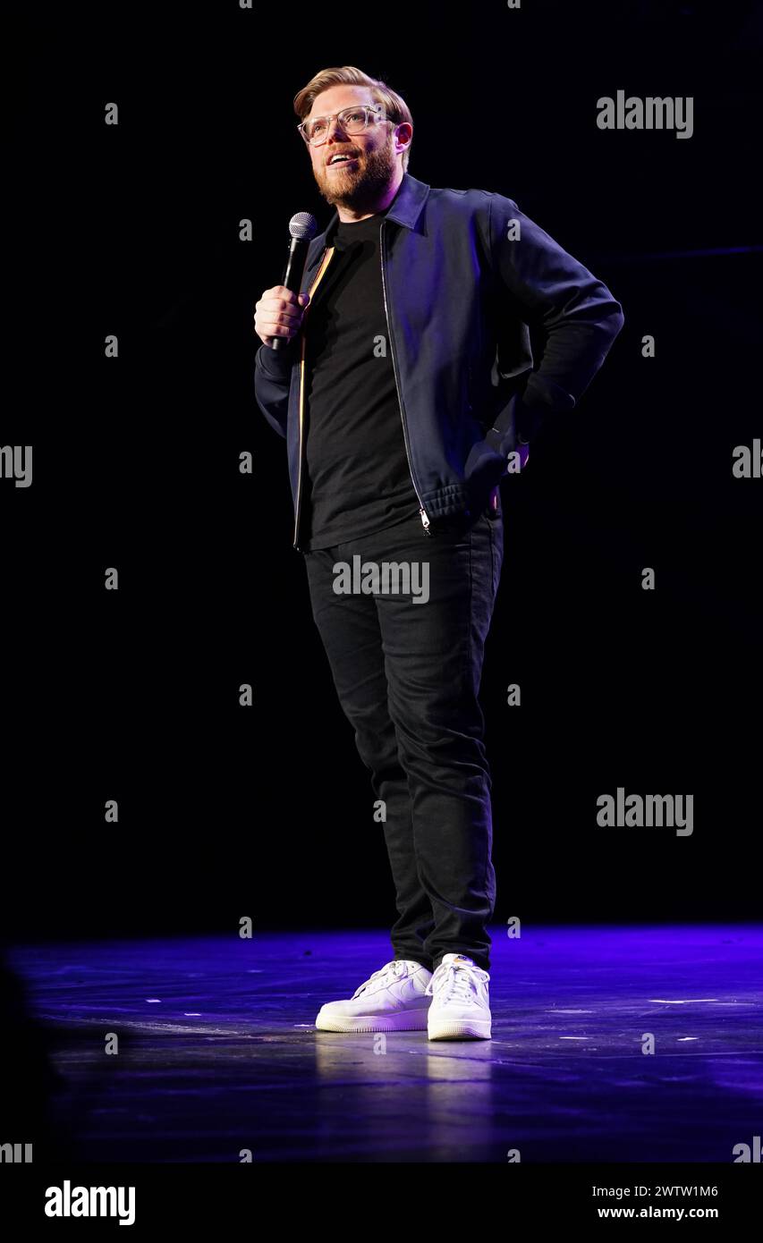 Rob Beckett sul palco durante A Night of Comedy, lo spettacolo Teenage Cancer Trust alla Royal Albert Hall di Londra. Data foto: Martedì 19 marzo 2024. Foto Stock