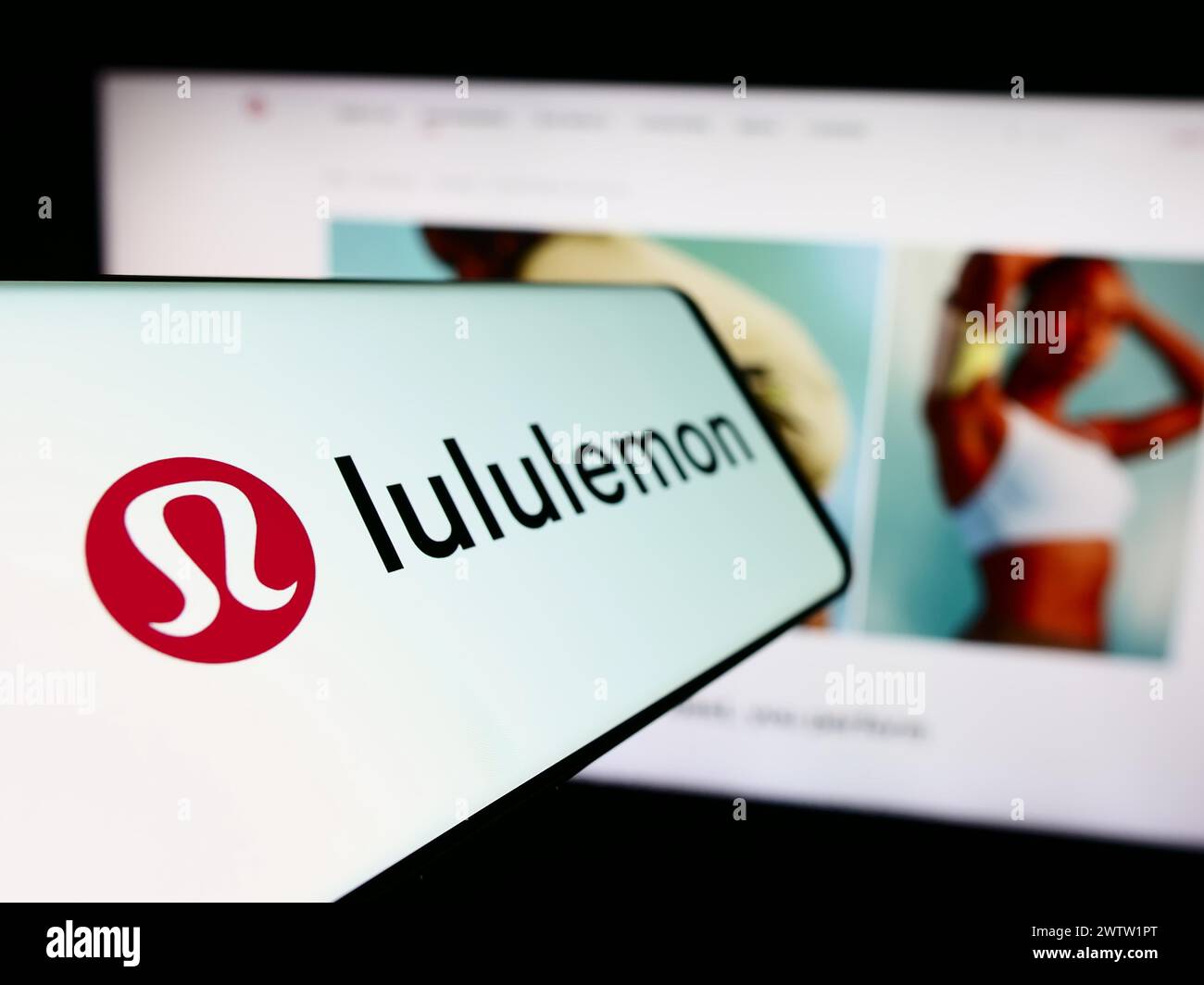 Smartphone con logo della società canadese di vendita al dettaglio di abbigliamento Lululemon Athletica Inc. Davanti al sito Web aziendale. Mettere a fuoco la parte sinistra del display del telefono. Foto Stock