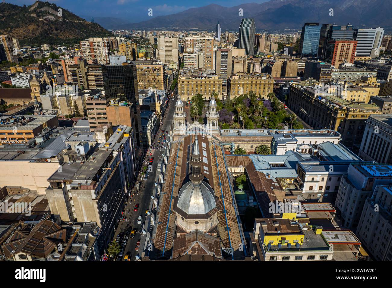 Splendidi filmati aerei di Plaza de Armas, della Cattedrale metropolitana di Santiago del Cile, del Museo Nazionale di storia del Cile, del mercato centrale e del Foto Stock