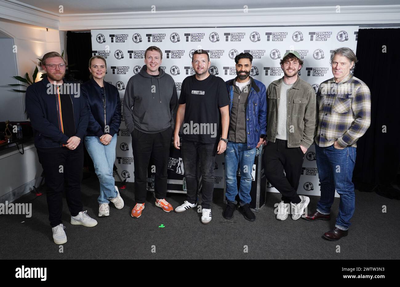 (Da sinistra a destra) Rob Beckett, Joanne McNally, Joe Lycett, Kevin Bridges, Paul Chowdhry, Seann Walsh e John Bishop nel backstage durante A Night of Comedy, lo spettacolo Teenage Cancer Trust alla Royal Albert Hall di Londra. Data foto: Martedì 19 marzo 2024. Foto Stock