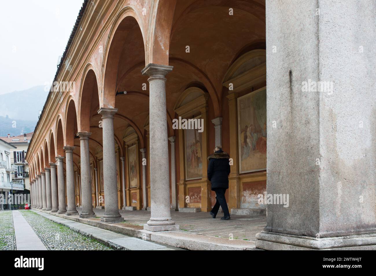 Donna irriconoscibile che cammina sotto uno splendido corridoio dipinto. Baveno, Italia Foto Stock
