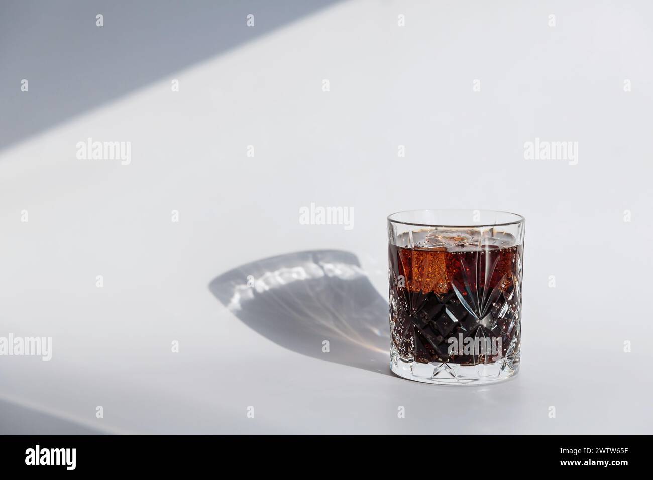 Cocktail whiskey cola con alcol forte e ghiaccio in bicchiere Foto Stock