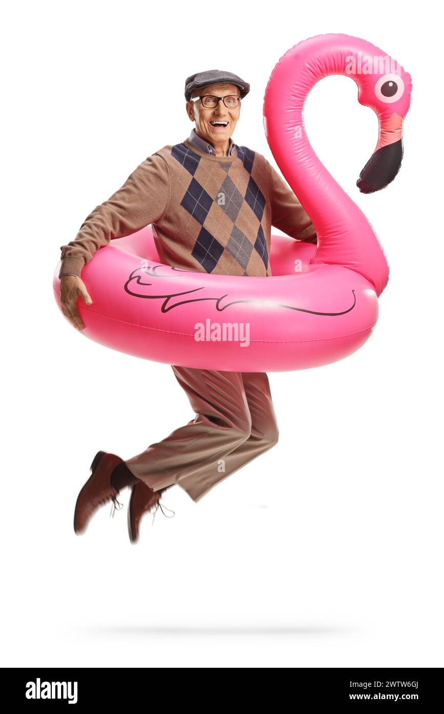 Uomo anziano che salta con un grande anello gonfiabile di gomma flamingo isolato su sfondo bianco Foto Stock