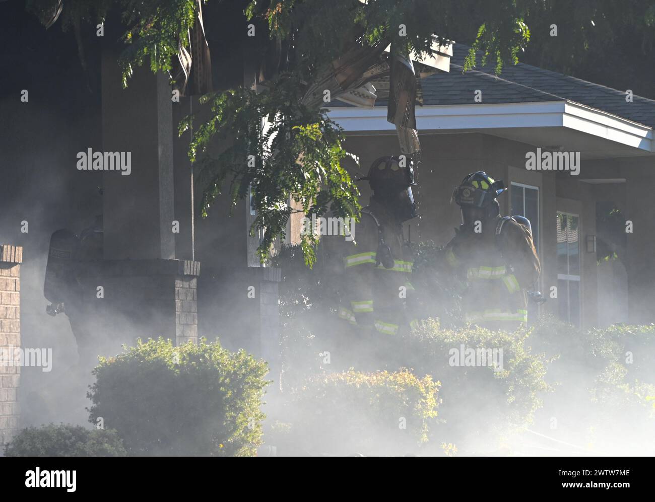 I vigili del fuoco del 366th Civil Engineer Squadron della U.S. Air Force, escono da un incendio reale alla Mountain Home Air Force base, Idaho, il 21 luglio 2023. Nessuno è rimasto ferito nell'incendio. L'Agenzia nazionale per la protezione antincendio richiede che le griglie attive siano posizionate ad almeno 3 metri di distanza da strutture combustibili. (Foto dell'aeronautica militare statunitense di staff Sgt. Anne Ortiz) Foto Stock