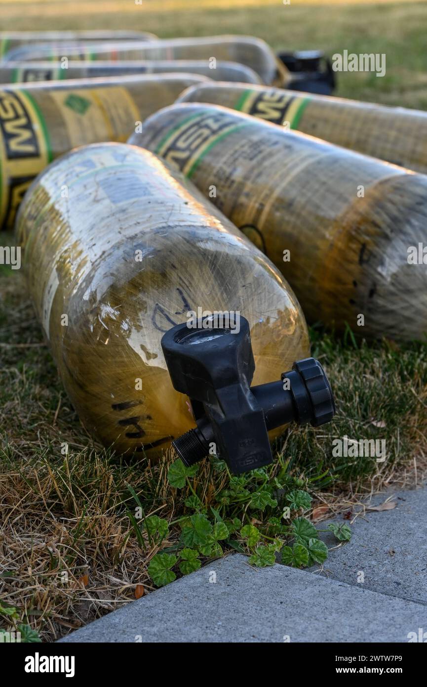 Le bombole di ossigeno riposano vicino a un incendio della casa reale presso la Mountain Home Air Force base, Idaho, il 21 luglio 2023. Nessuno è rimasto ferito nell'incendio. L'Agenzia nazionale per la protezione antincendio richiede che le griglie attive siano posizionate ad almeno 3 metri di distanza da strutture combustibili. (Foto dell'aeronautica militare statunitense di staff Sgt. Anne Ortiz) Foto Stock