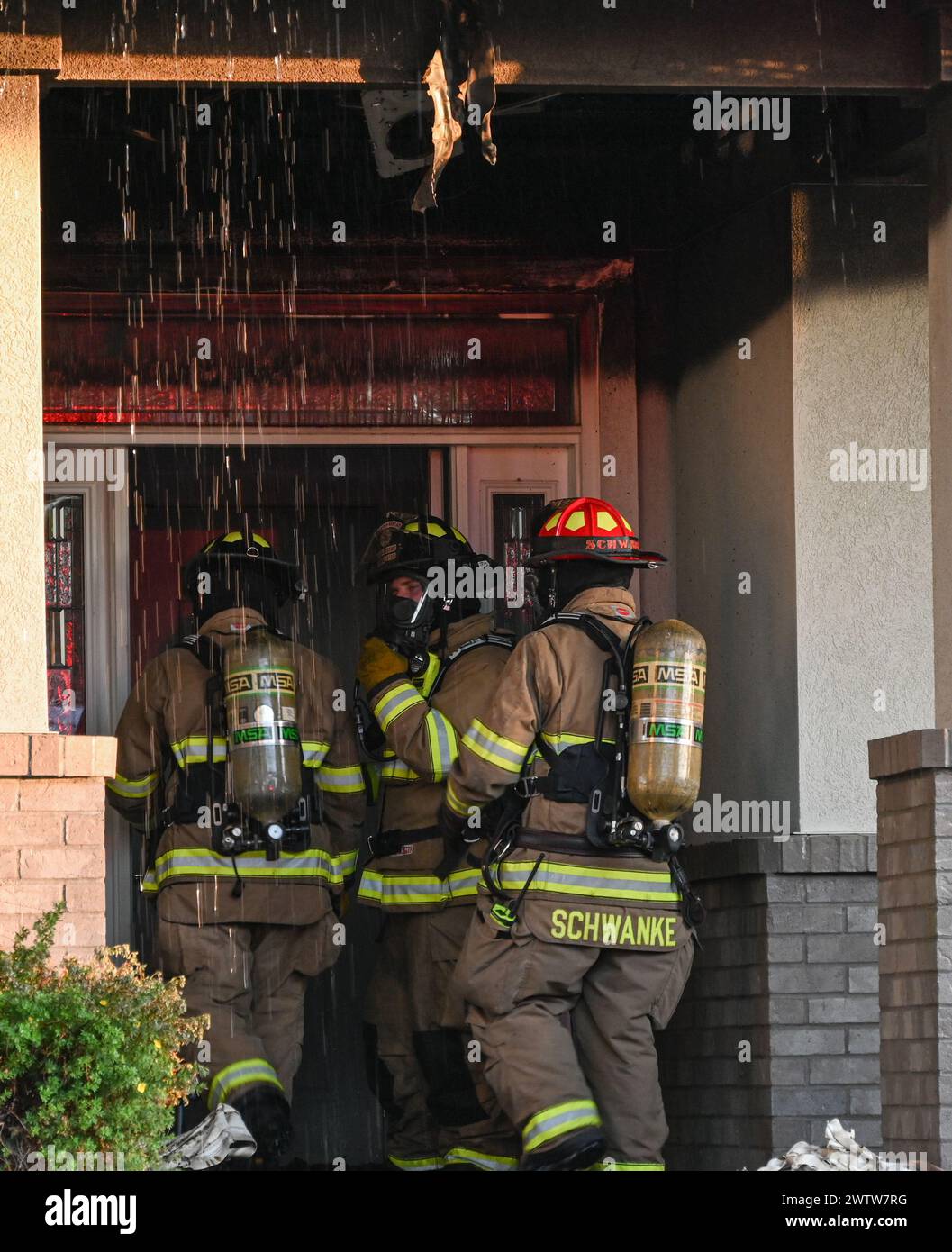 Gli aviatori della U.S. Air Force del 366th Civil Engineer Squadron rispondono a un incendio reale nella Mountain Home Air Force base, Idaho, il 21 luglio 2023. Nessuno è rimasto ferito nell'incendio. L'Agenzia nazionale per la protezione antincendio richiede che le griglie attive siano posizionate ad almeno 3 metri di distanza da strutture combustibili. (Foto dell'aeronautica militare statunitense di staff Sgt. Anne Ortiz) Foto Stock