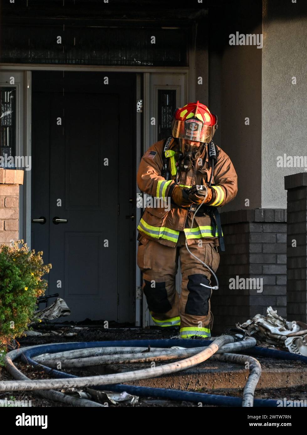 Gli aviatori della U.S. Air Force del 366th Civil Engineer Squadron rispondono a un incendio reale nella Mountain Home Air Force base, Idaho, il 21 luglio 2023. Nessuno è rimasto ferito nell'incendio. L'Agenzia nazionale per la protezione antincendio richiede che le griglie attive siano posizionate ad almeno 3 metri di distanza da strutture combustibili. (Foto dell'aeronautica militare statunitense di staff Sgt. Anne Ortiz) Foto Stock