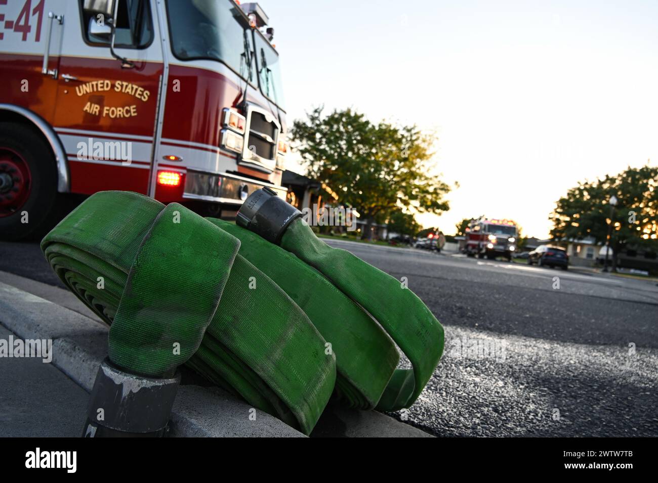 Il 366th Civil Engineer Squadron risponde a un incendio reale nella Mountain Home Air Force base, Idaho, il 21 luglio 2023. Nessuno è rimasto ferito nell'incendio. L'Agenzia nazionale per la protezione antincendio richiede che le griglie attive siano posizionate ad almeno 3 metri di distanza da strutture combustibili. (Foto dell'aeronautica militare statunitense di staff Sgt. Anne Ortiz) Foto Stock