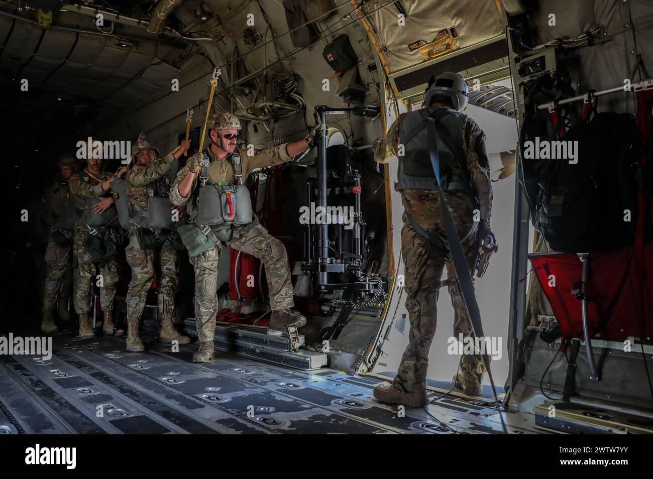 U.S. Army Sgt. 1st Class Charles Jackson, un maestro di salto con 1st Battalion, 143rd Infantry Regiment, 56th Infantry Brigade Combat Team, 36th Infantry Division, Texas Army National Guard osserva la zona di lancio durante il lancio statico di linea paracadute della sua unità durante l'esercitazione Bright Star 2023, presso Mohamed Naguib Military base, vicino ad Alessandria, Egitto, 7 settembre 2023. Bright Star 2023 è un'esercitazione multilaterale del comando centrale degli Stati Uniti tenuta con la Repubblica araba d'Egitto in domini aerei, terrestri e marittimi che promuove e migliora la sicurezza e la cooperazione regionali e migliora l'interoperabilità nell'irregula Foto Stock