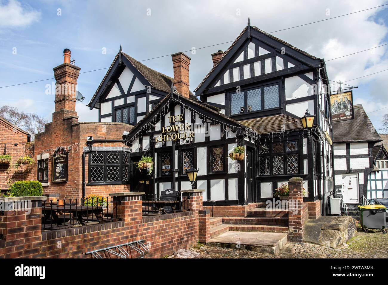 Lower Chequer, antica locanda di carrozze in bianco e nero nella città mercato del cheshire di Sandbach Foto Stock
