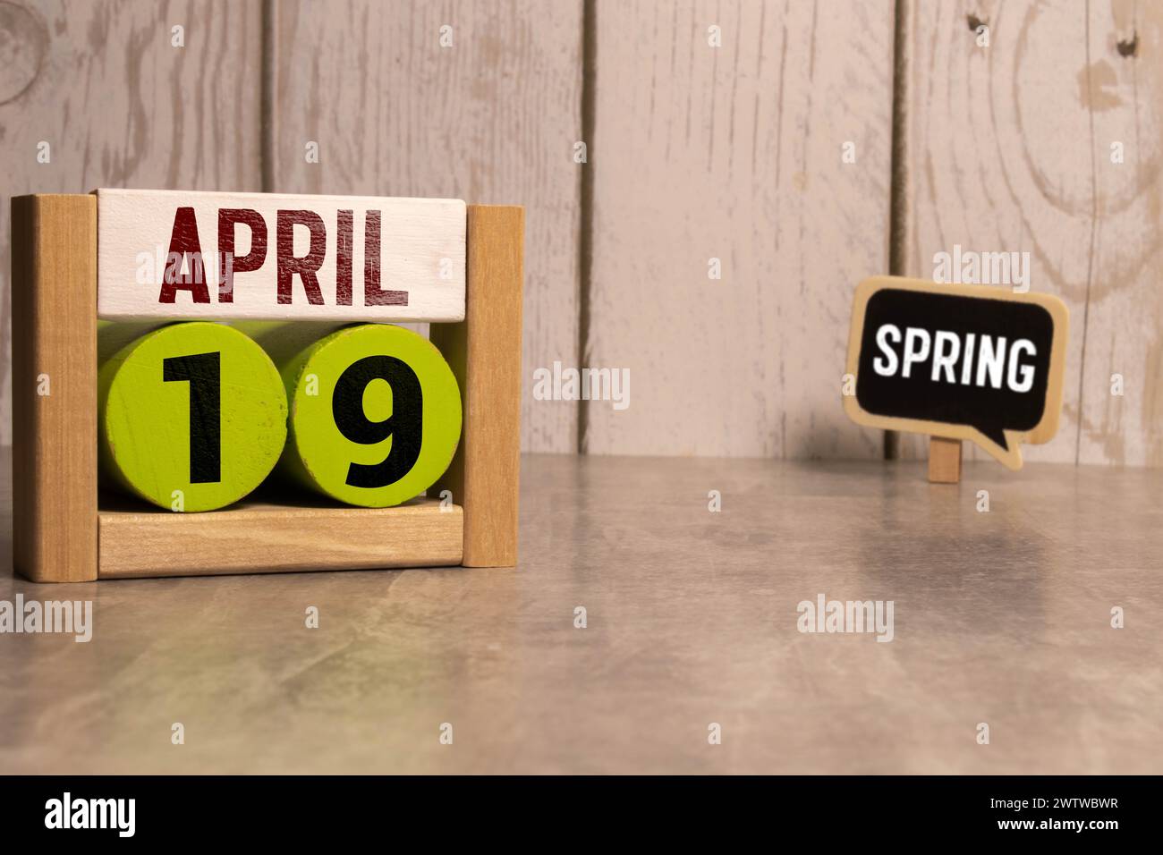 19 aprile. Immagine del calendario in legno del 19 aprile su sfondo bianco. Giorno di primavera, spazio vuoto per il testo. Il giorno di Snowdrop Foto Stock