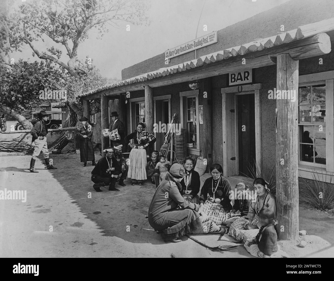 Alcuni dei 64 Navajo Indians dell'Harry Carey Trading Post a San Francisquito Canyon, CALIFORNIA, sono sfuggiti alla devastante alluvione che finora ha causato 2 vittime. Foto Stock