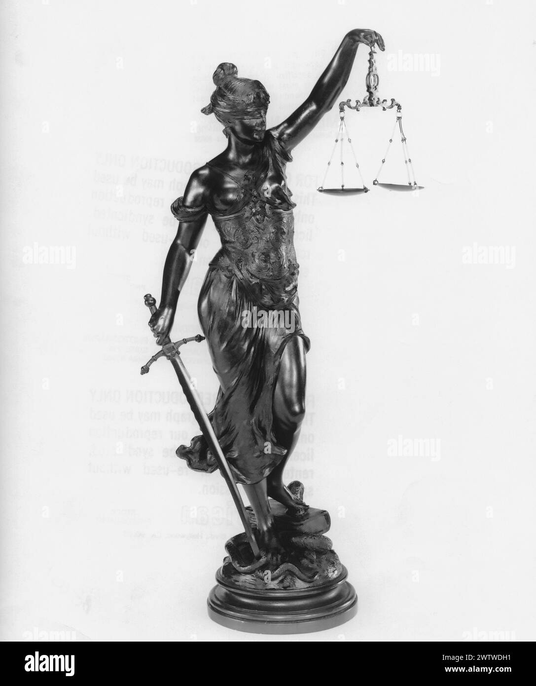 Una statuetta bendata simboleggia la giustizia con scala e spada Foto Stock