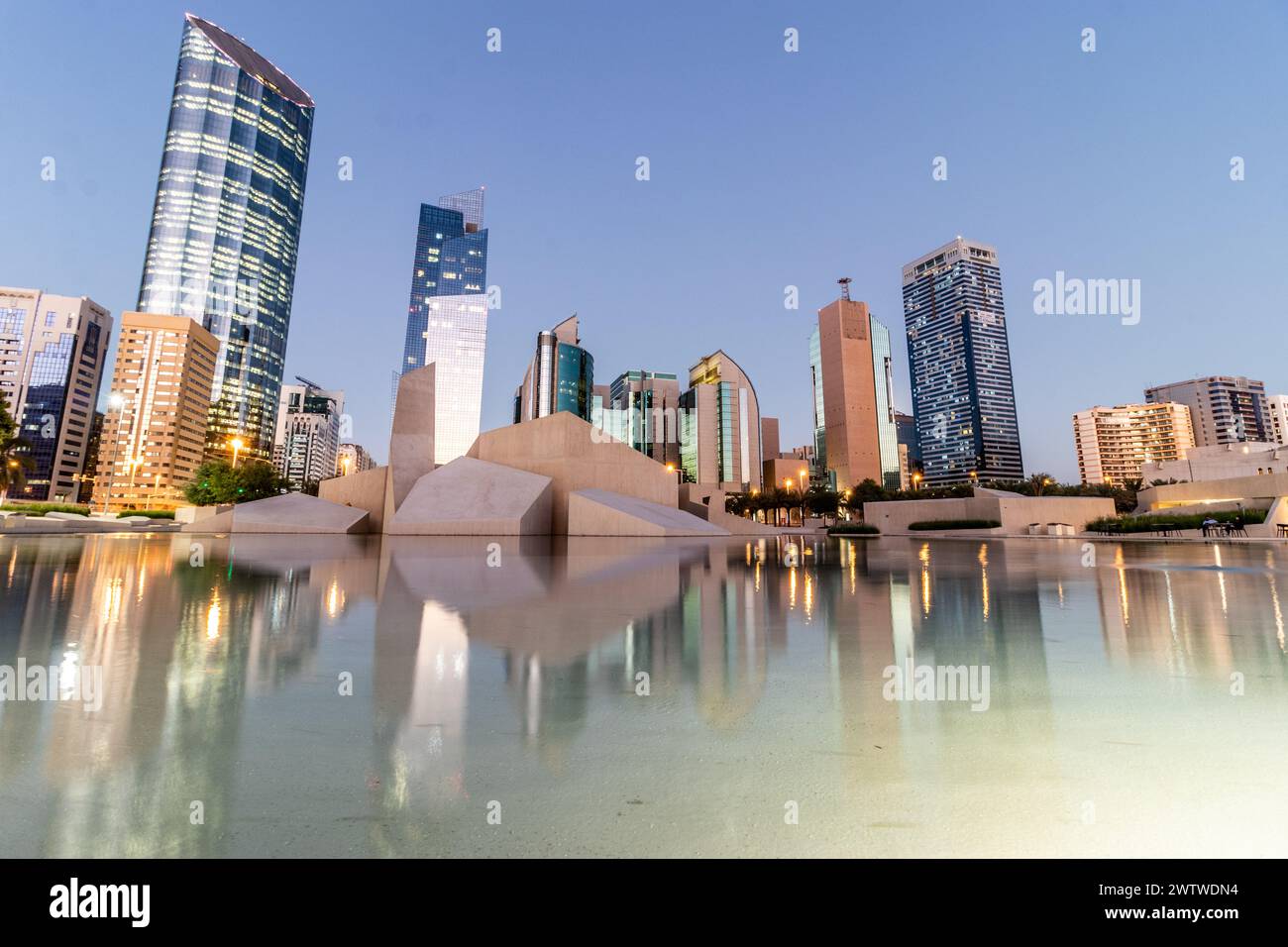 Vista serale dei grattacieli e della moschea Musalla al Hosn nel centro di Abu Dhabi, Emirati Arabi Uniti. Foto Stock