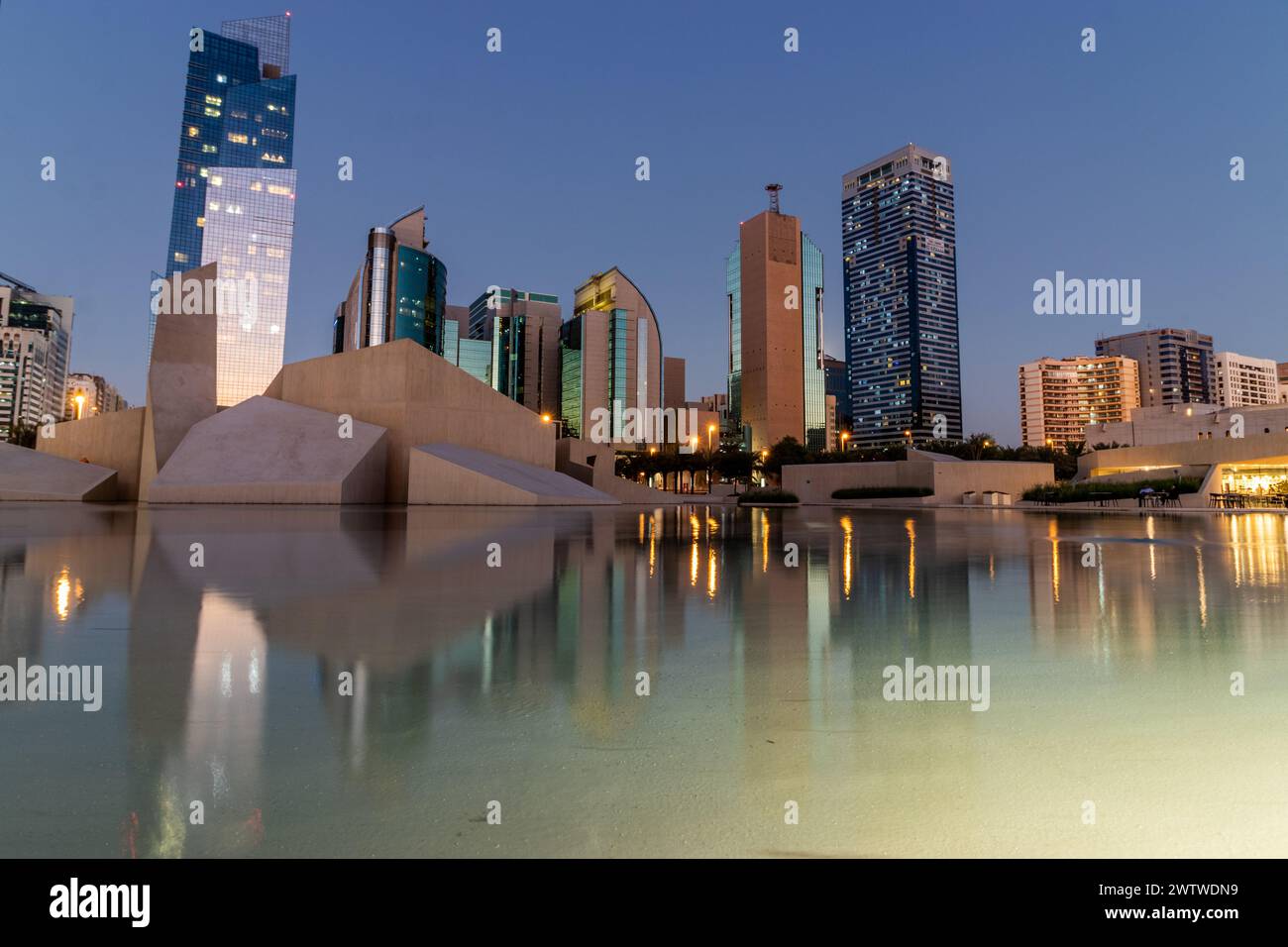 Vista serale dei grattacieli e della moschea Musalla al Hosn nel centro di Abu Dhabi, Emirati Arabi Uniti. Foto Stock