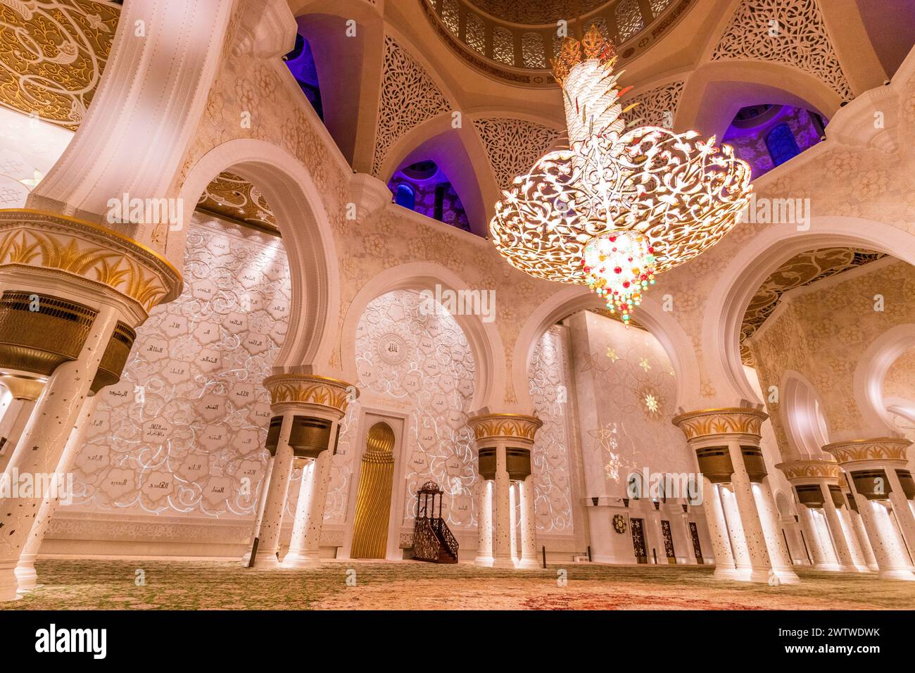 ABU DHABI, Emirati Arabi Uniti - 17 OTTOBRE 2021: Sala di preghiera della grande Moschea dello sceicco Zayed ad Abu Dhabi, Emirati Arabi Uniti. Foto Stock