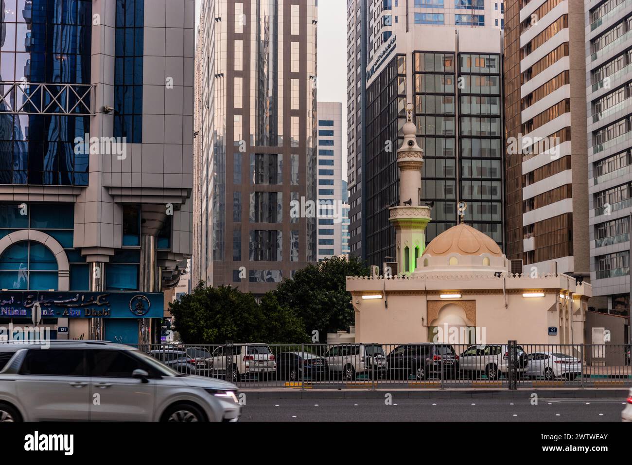 ABU DHABI, Emirati Arabi Uniti - 18 OTTOBRE 2021: Moschea Ghanim Bin Hamdan al Falahi nel centro di Abu Dhabi, Emirati Arabi Uniti. Foto Stock