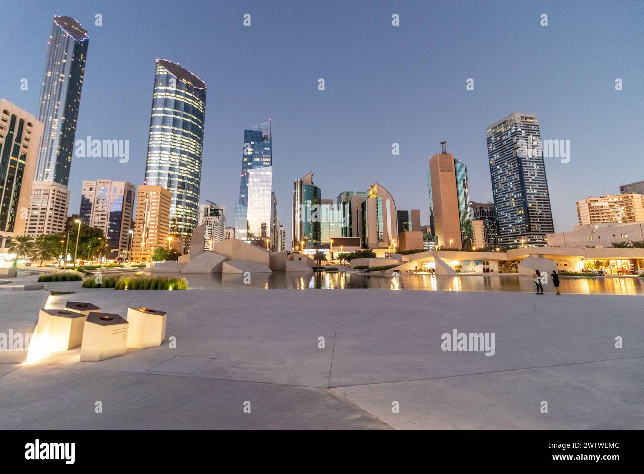 ABU DHABI, Emirati Arabi Uniti - 19 OTTOBRE 2021: Vista serale dei grattacieli e della moschea Musalla al Hosn nel centro di Abu Dhabi, Emirati Arabi Uniti. Foto Stock