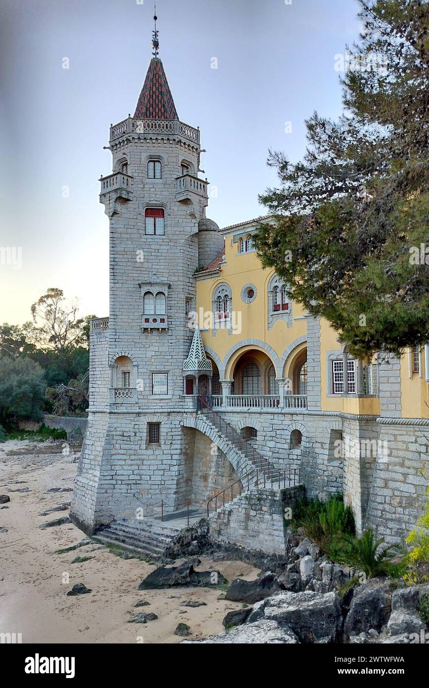 Palazzo dei conti di Castro Guimaraes, costruito nel 1900 in uno stile architettonico eclettico, vista all'ombra e alla luce del tramonto, Cascais, Portogallo Foto Stock