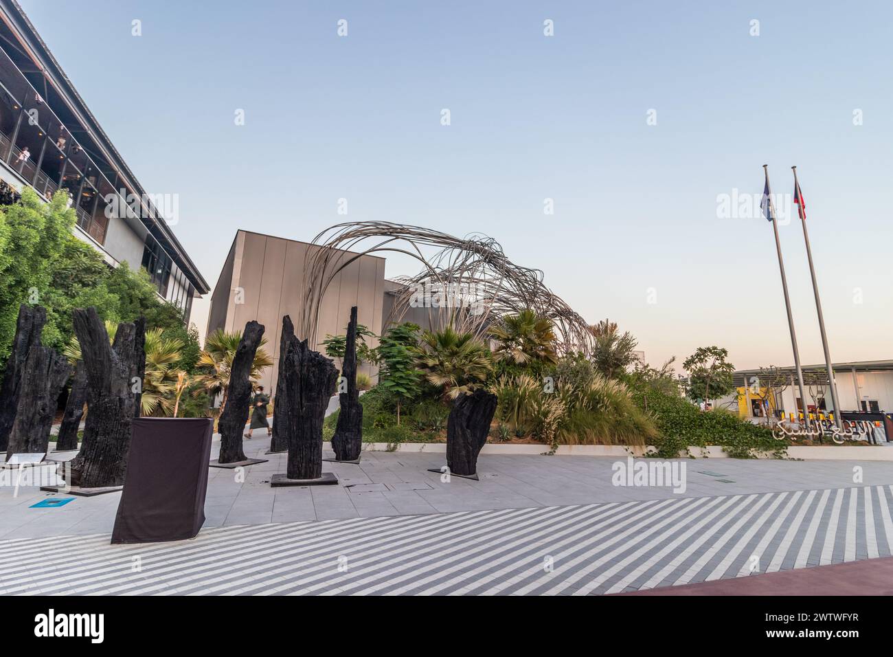 DUBAI, Emirati Arabi Uniti - 27 OTTOBRE 2021: Legno pietrificato di fronte al padiglione della Repubblica Ceca all'Expo 2020 di Dubai, Emirati Arabi Uniti. Foto Stock