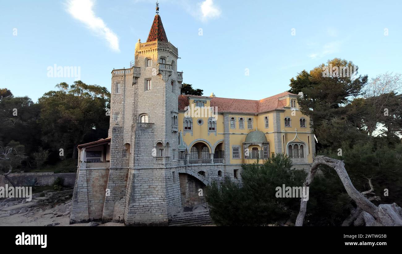 Palazzo dei conti di Castro Guimaraes, costruito nel 1900 in uno stile architettonico eclettico, vista all'ombra e alla luce del tramonto, Cascais, Portogallo Foto Stock