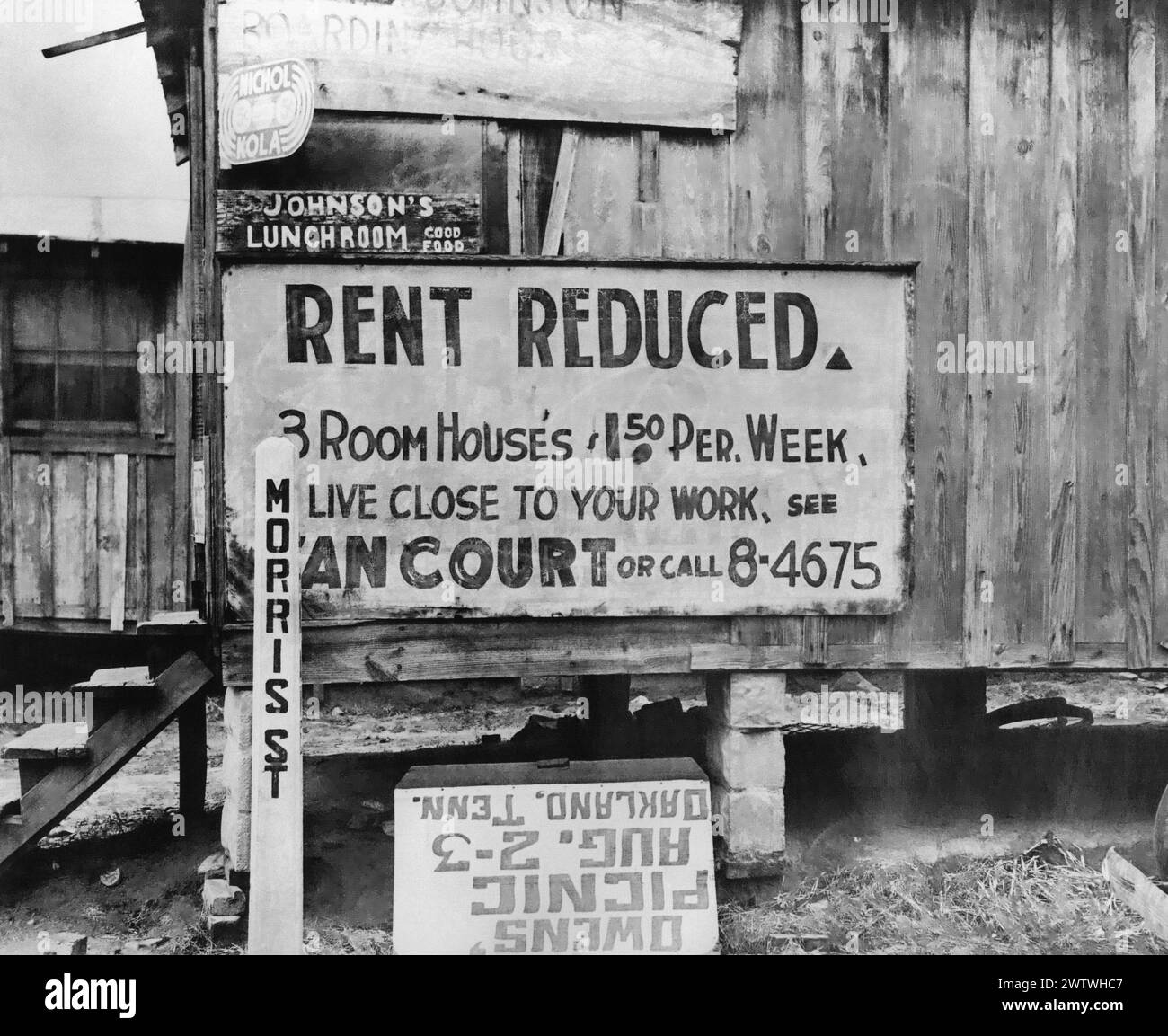 Firma su una baracca in Morris Street che mostra tariffe ridotte per gli alloggi durante la grande depressione Foto Stock