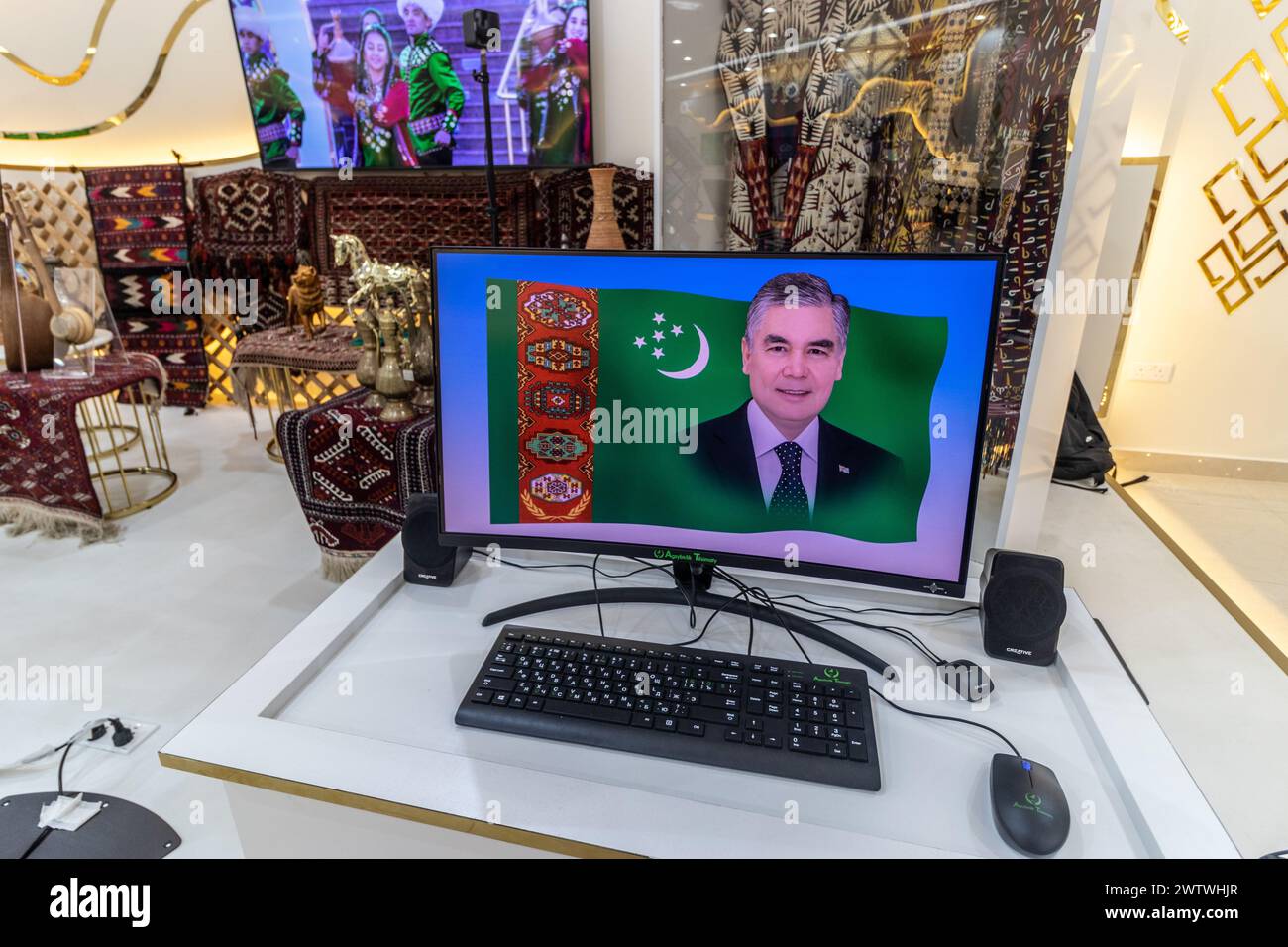 DUBAI, Emirati Arabi Uniti - 28 OTTOBRE 2021: Computer nel padiglione del Turkmenistan all'Expo 2020 di Dubai, Emirati Arabi Uniti. Foto Stock