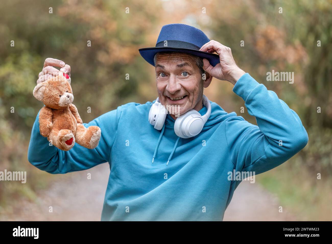 Ritratto della testa di un uomo elegante migliore in una foresta in autunno all'aperto Foto Stock