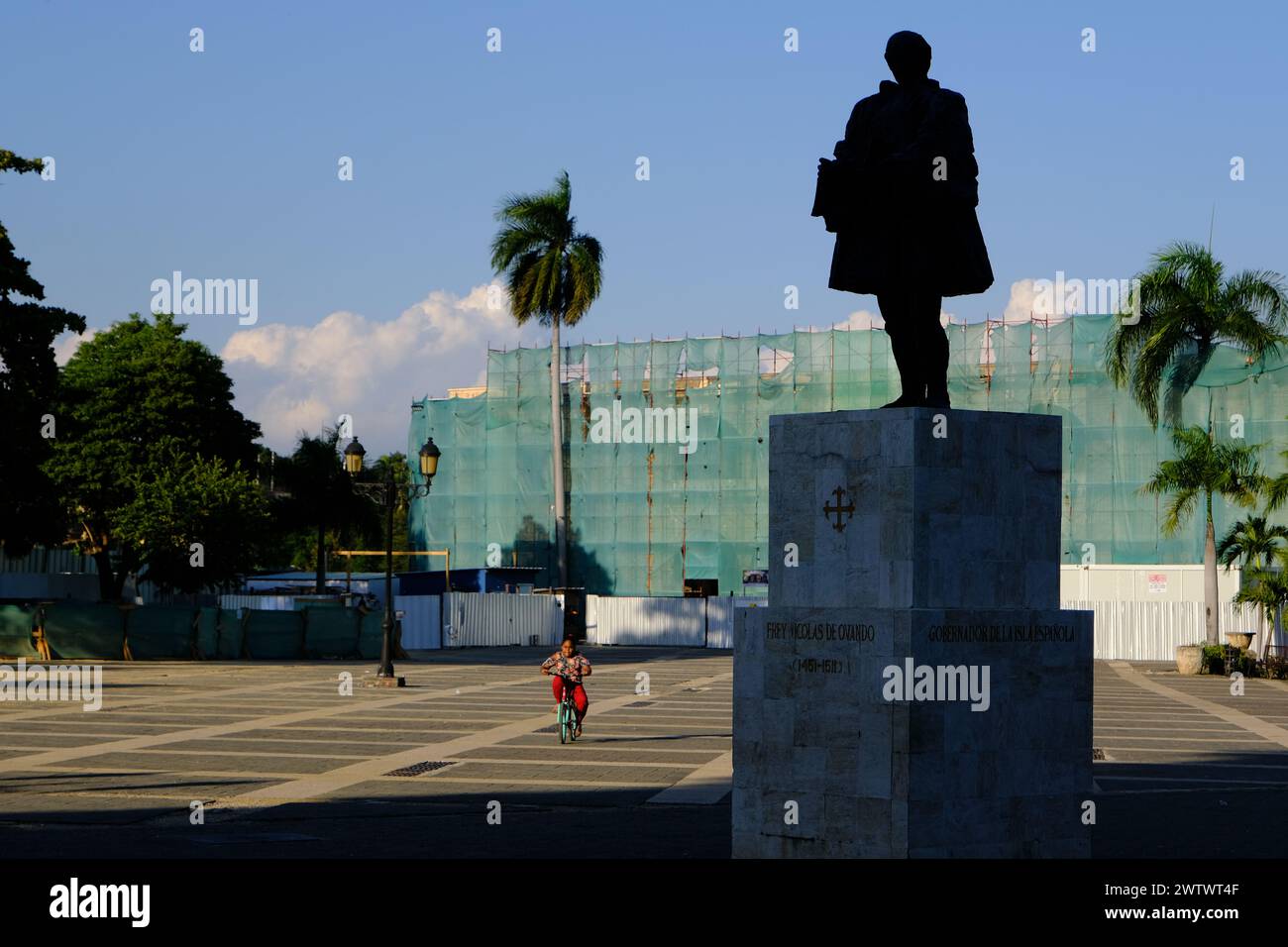 Alcazr de Colon il Palazzo Alcazar di Colombo in fase di restauro con impalcature coperte in Plaza Espana con la statua di Nicolas de Ovando in primo piano. Santo Domingo. Repubblica Dominicana Foto Stock