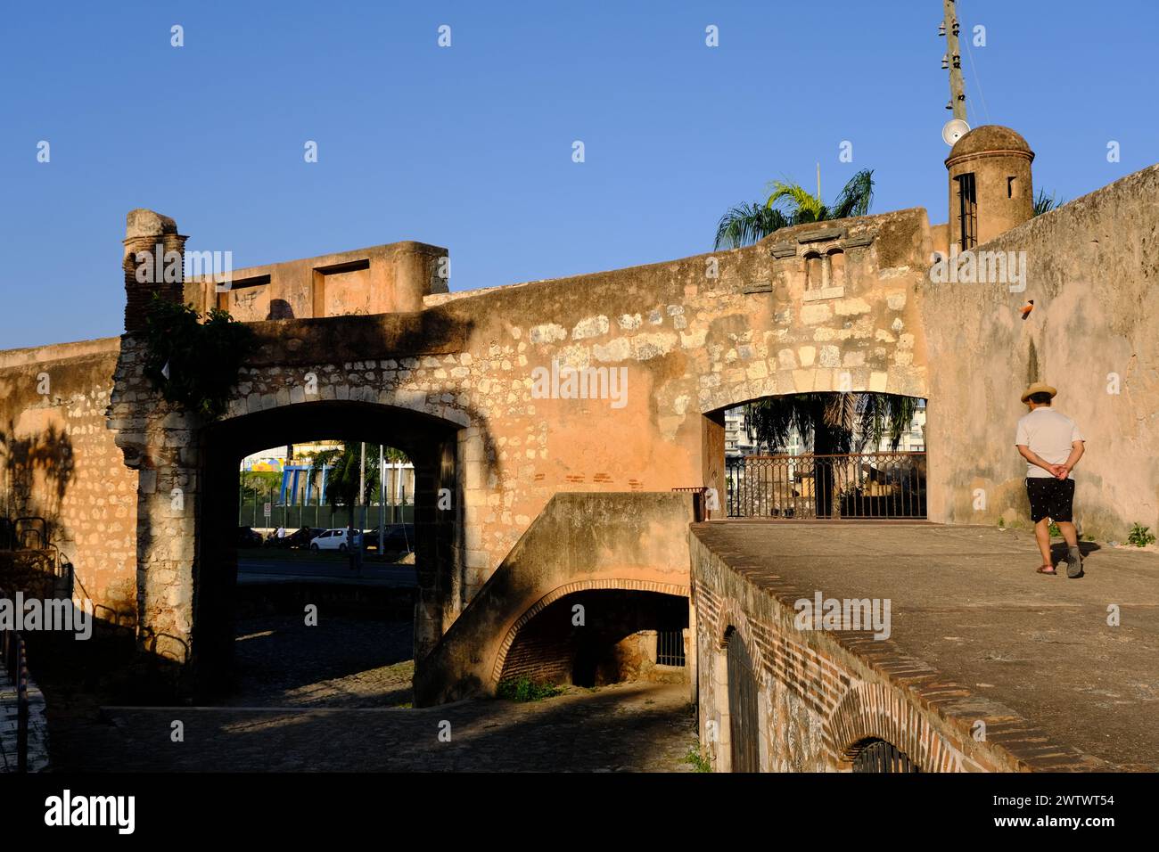 La Puerta de Don Diego o porta Don Diego nelle mura della città vecchia, città coloniale di Santo Domingo, Repubblica Dominicana. Foto Stock