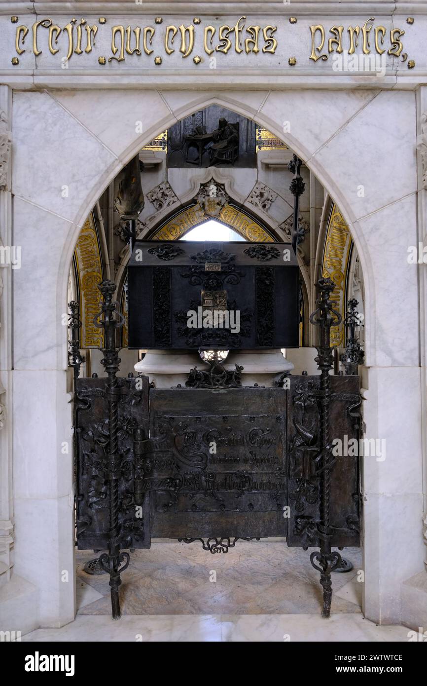 Tomba di Cristoforo Colombo all'interno del faro di Colombo, Santo Domingo, Repubblica Dominicana Foto Stock