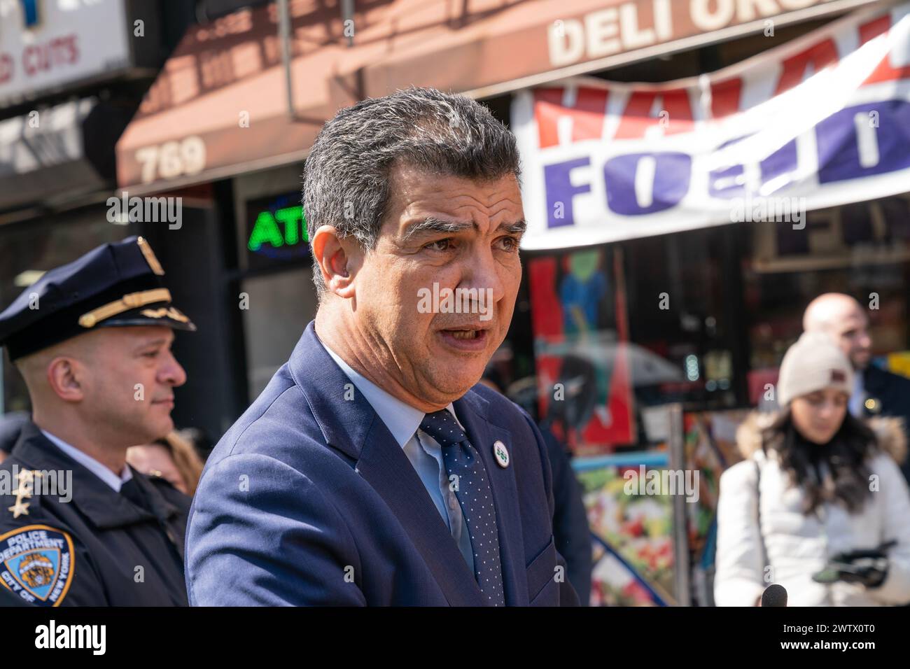 Ydanis Rodriguez, Commissario della città del DOT, parla durante un briefing stampa sui regolamenti relativi a e-bike e ciclomotori all'angolo tra la 10th Avenue e la 52nd Street a New York il 19 marzo 2024 Foto Stock