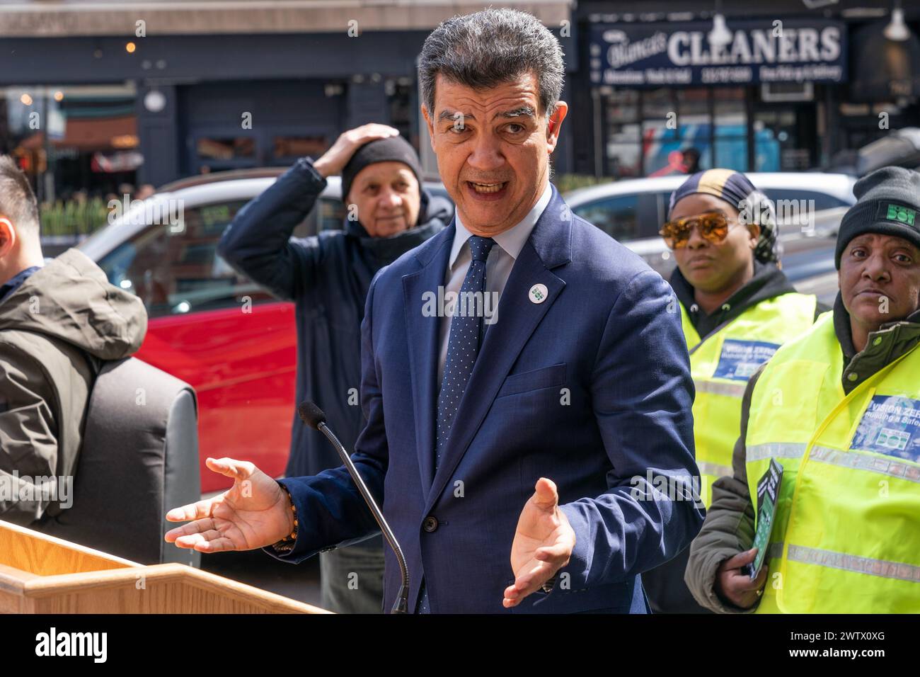 Ydanis Rodriguez, Commissario della città del DOT, parla durante un briefing stampa sui regolamenti relativi a e-bike e ciclomotori all'angolo tra la 10th Avenue e la 52nd Street a New York il 19 marzo 2024 Foto Stock