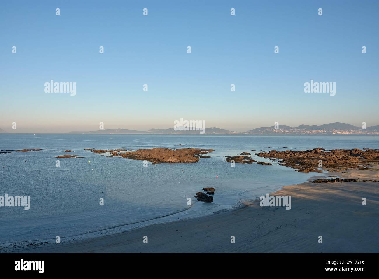 Spiaggia di Calzoa con le sue rocce che le donano una straordinaria bellezza a Vigo, Pontevedra, Spagna Foto Stock