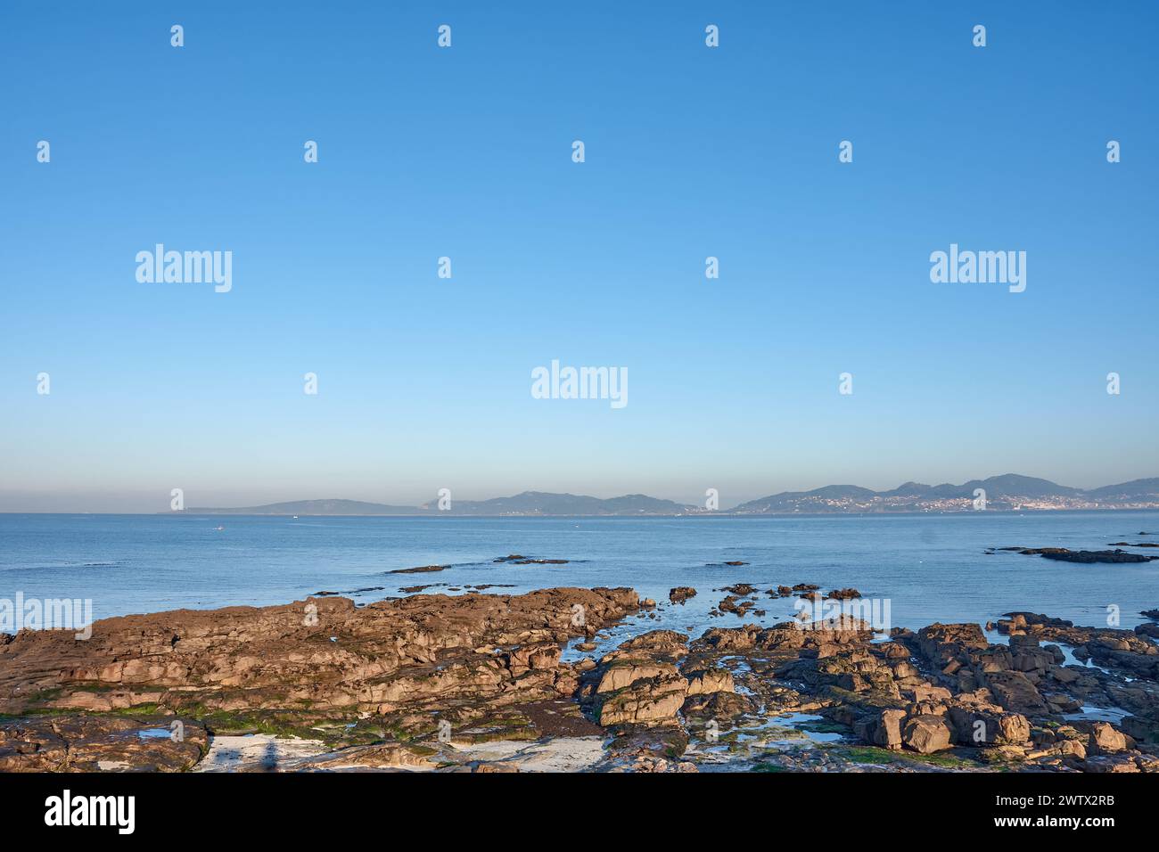 Spiaggia di Calzoa con le sue rocce che le donano una straordinaria bellezza a Vigo, Pontevedra, Spagna Foto Stock
