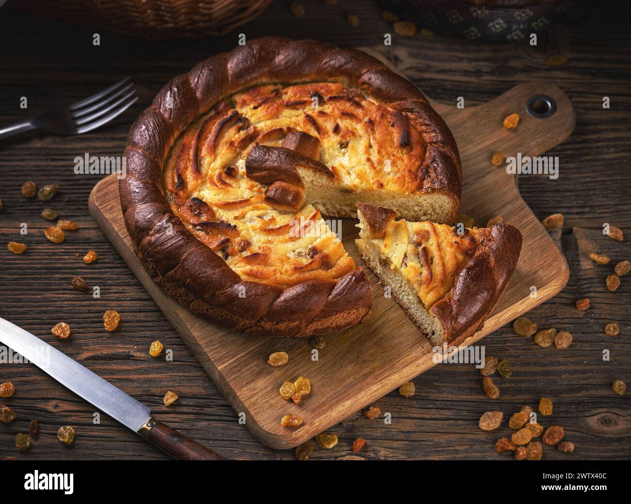 Torta di formaggio dolce appena sfornata su un tavolo di legno Foto Stock