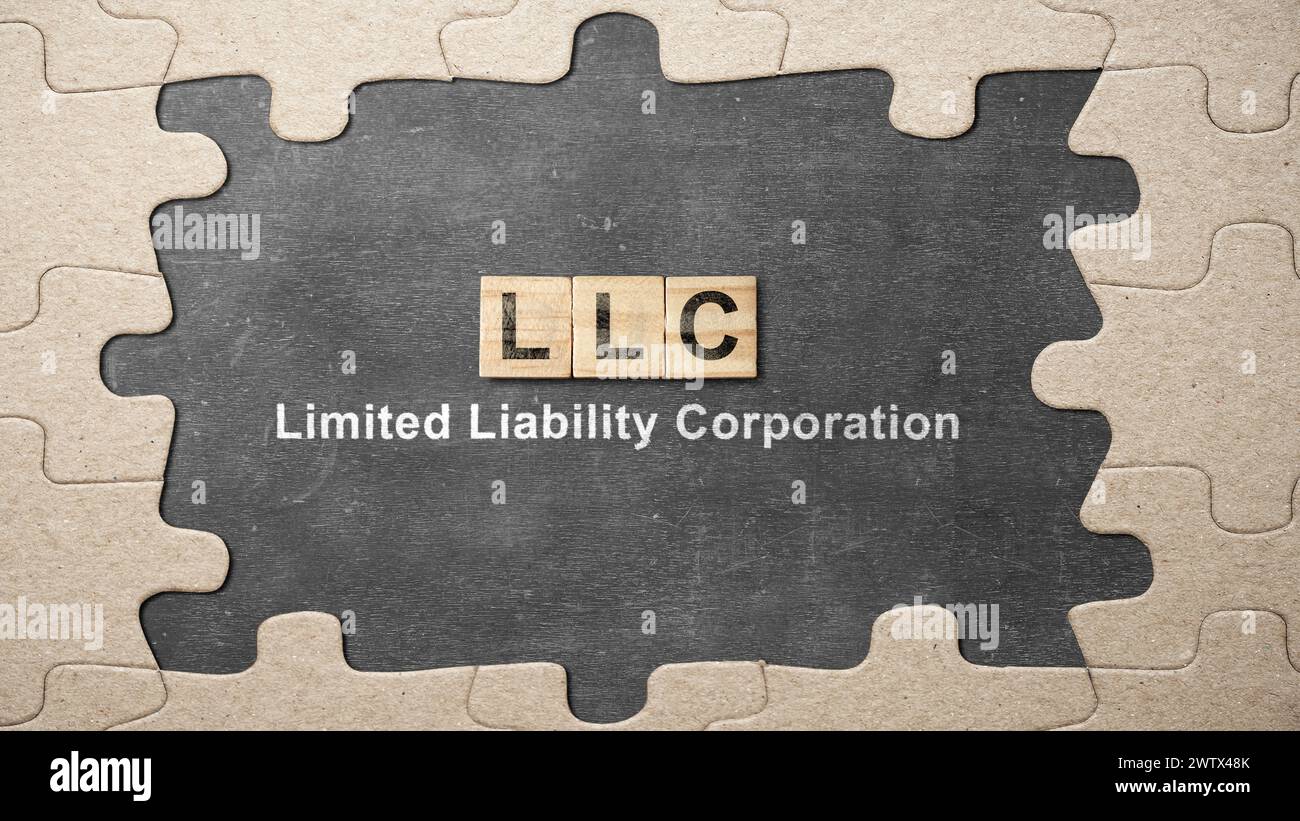 Una riga di cubi di legno con testo LLC, acronimo di Limited Liability Company. Concetto di business Foto Stock