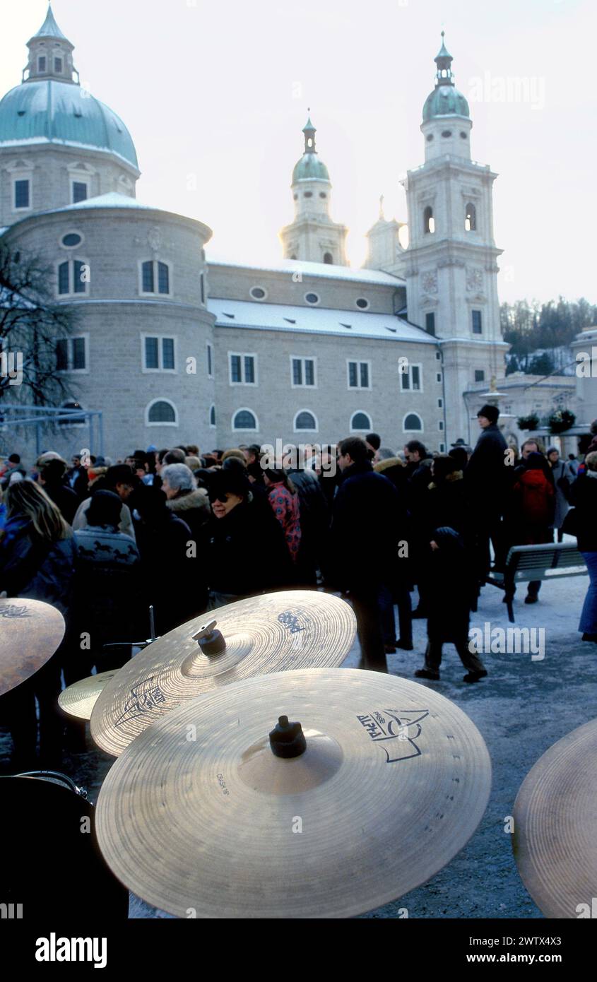 Festival svizzero di Guggenmusik, piatti a tamburo e Cattedrale di Salisburgo, Salisburgo, Austria Foto Stock Festival svizzero di Guggenmusik, piatti a tamburo e Cattedrale di Salisburgo, Salisburgo, Austria Foto Stock