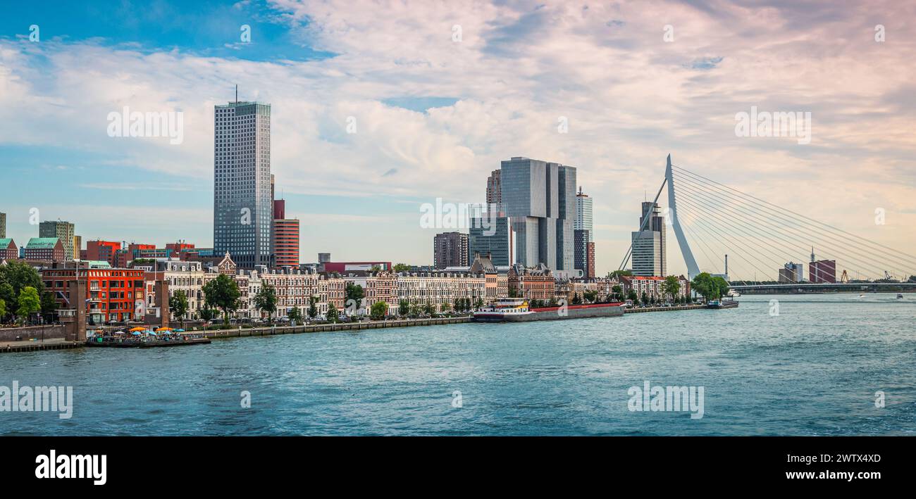 Skyline della città al porto di Rotterdam, Paesi Bassi. Foto Stock