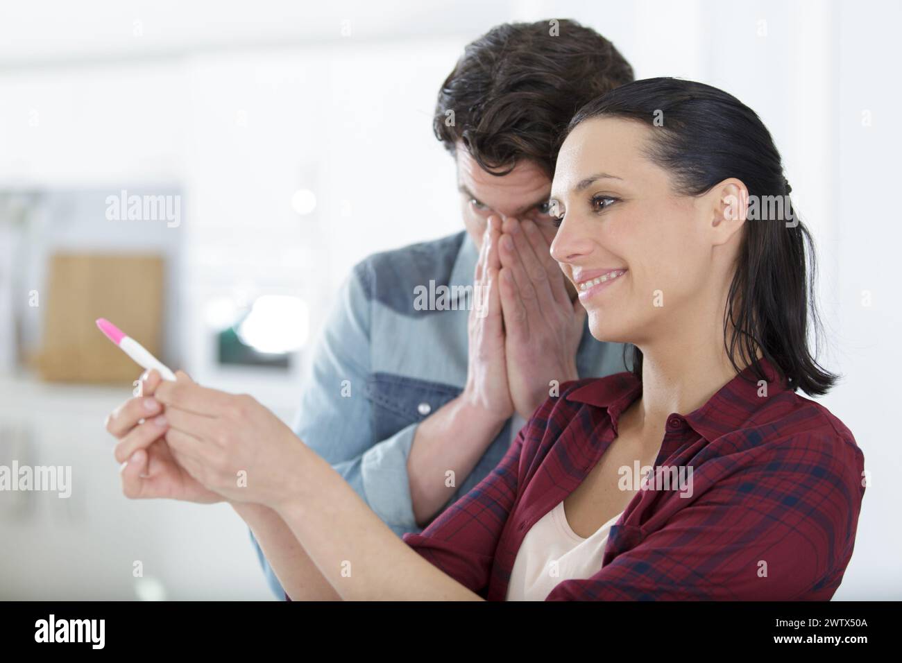 coppia felice con test di gravidanza positivo Foto Stock
