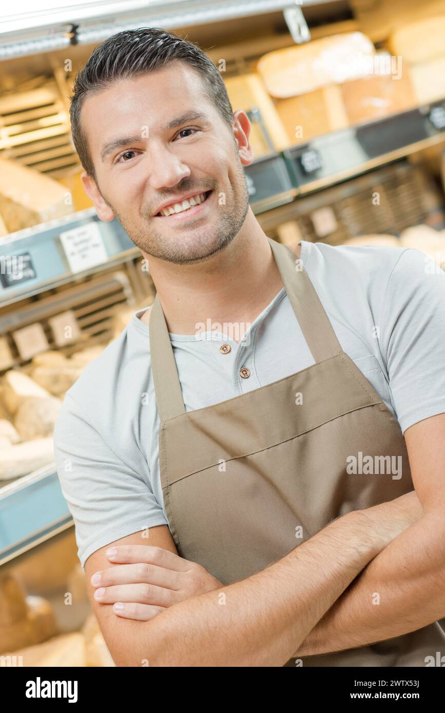 un uomo sorridente, assistente di negozio Foto Stock