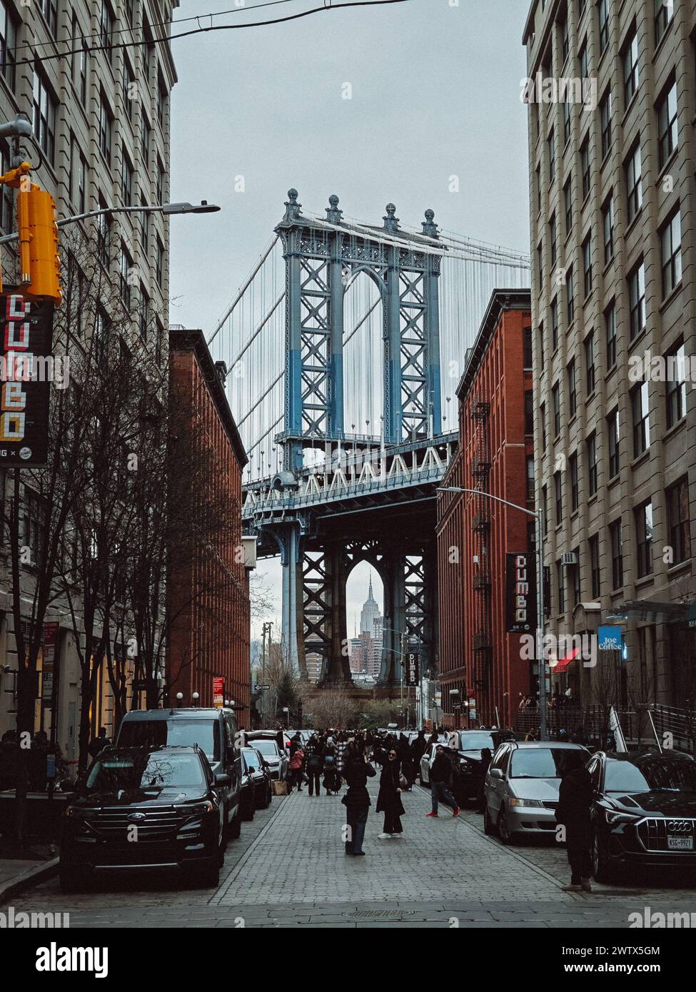 Uno scatto verticale delle strade contro il ponte di Manhattan a New York City, USA Foto Stock