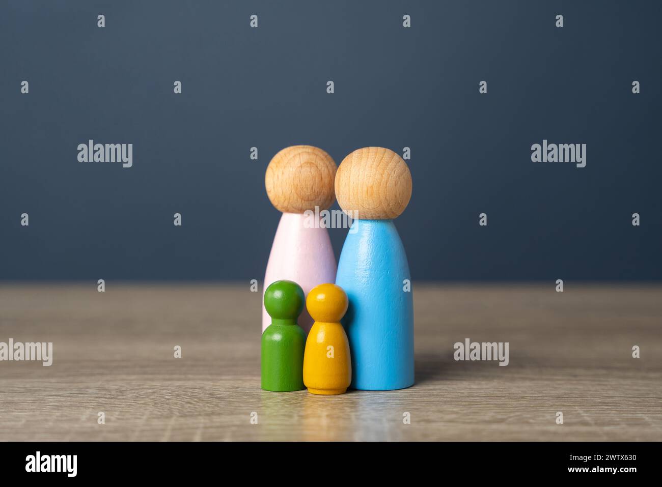 Famiglia senza cifre. Valori tradizionali. Salute e protezione sociale. Istituto familiare. Padre, madre e due figli. Sociologia Foto Stock